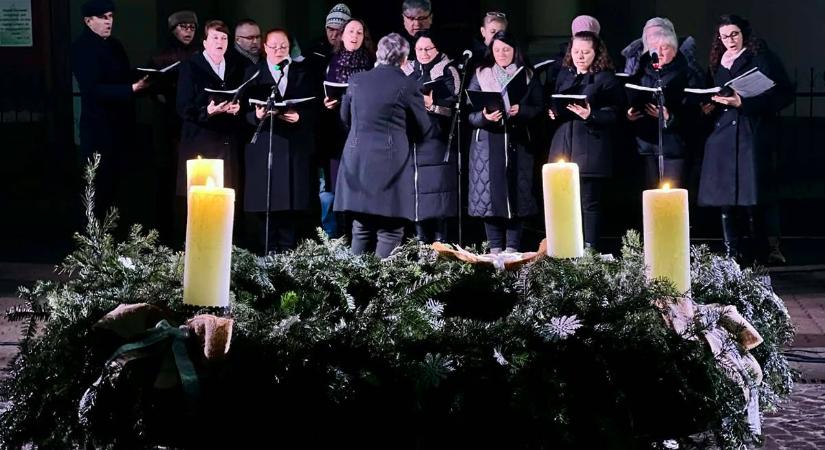 A szeretet gyertyája is fellobbant Beregszász főterén
