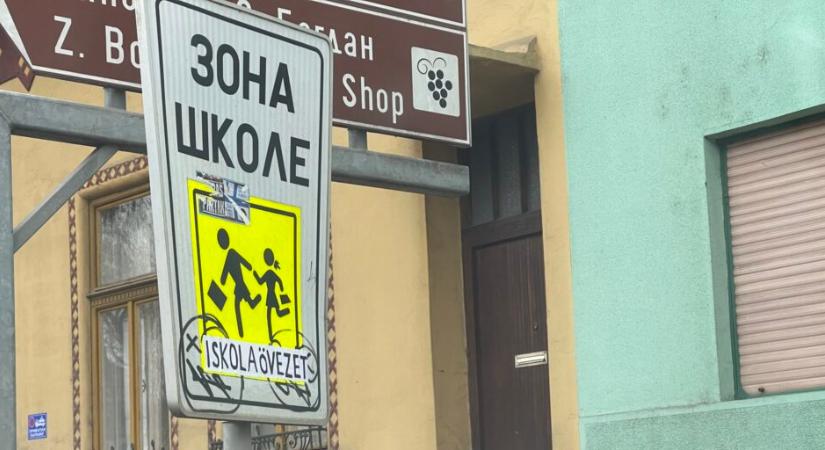 Kétnyelvű táblákat „fabrikál” valaki Szabadkán