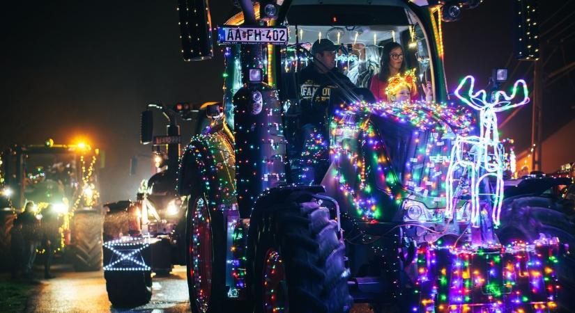 Első alkalommal varázsoltak fényt a traktorok Kakasdon (fotókkal)