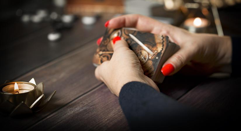 Tarot jóslat az ünnepekre: Mit üzennek a lapok december végére?