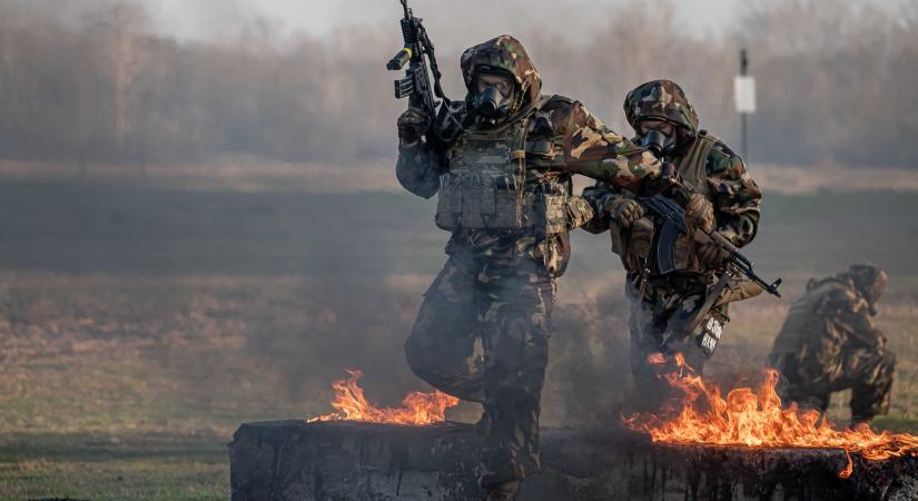 Tűzakadálypályán is végigmentek a vásárhelyi katonák