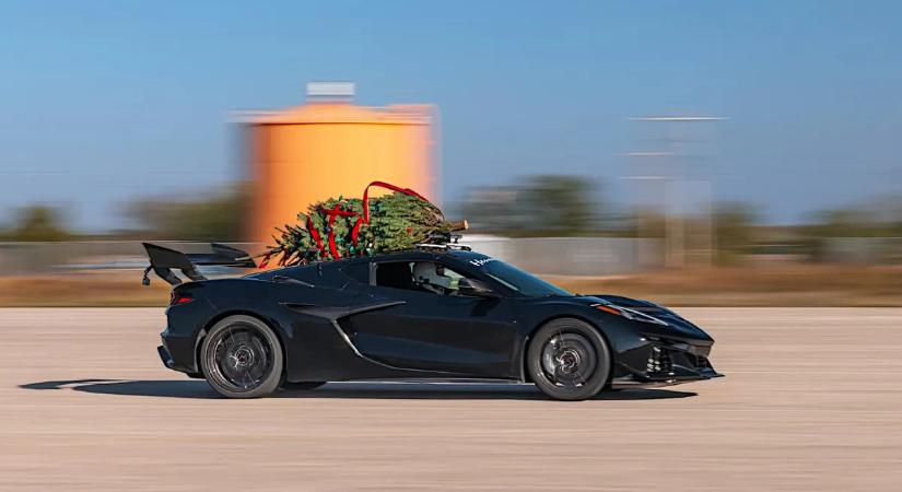 A legőrültebb rekord: tetőre erősített karácsonyfákkal száguldoztak