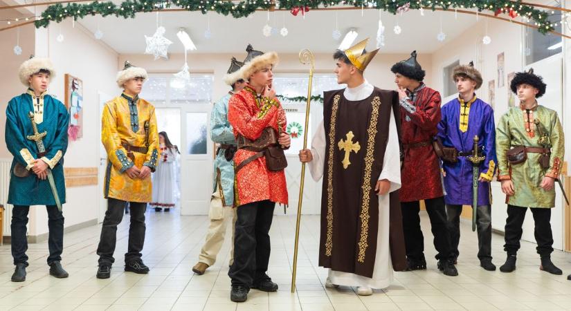 Nyolcszor nyertek, most újra színpadra állnak: karácsonykor betlehemeznek Kisteleken