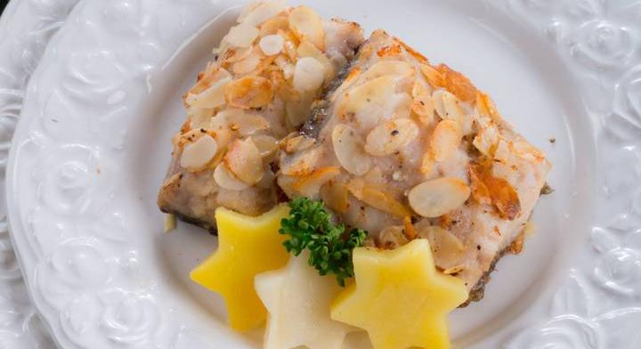 Mandulás karácsonyi halfilé: vajpuhára sül a tepsiben