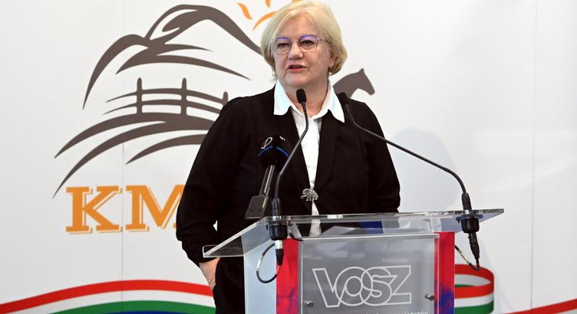 Szili Katalin kapja a Vajdasági Magyar Művelődési Szövetség Aranyplakettjét