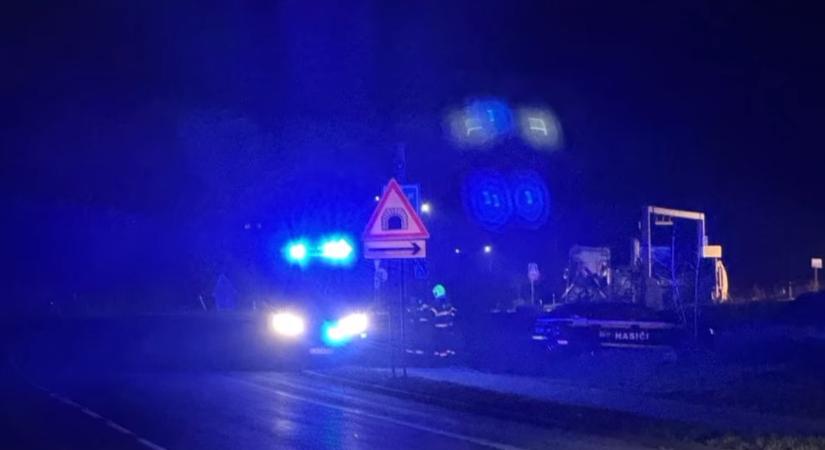 VIDEÓ: Felborult egy veszélyes anyagot szállító jármű – mérgező, rákkeltő anyag szivárog