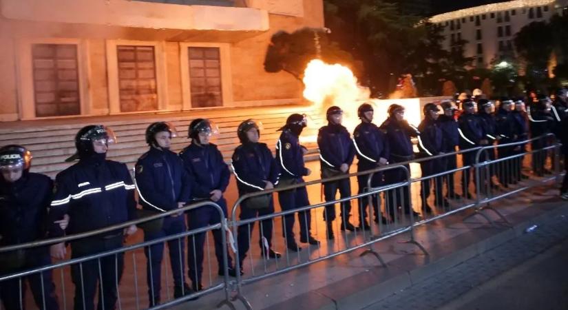 Molotov-koktél repült a kormányépületre