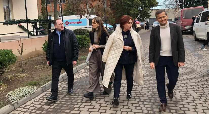 Krausz Ferenc alapítványa téli lábbelit adományozott a bátyúi gyermekotthon lakóinak