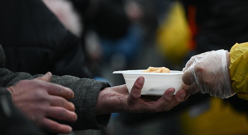 Karácsony meleg étel nélkül? Ezért állnak sorba ezrek a Népligetben