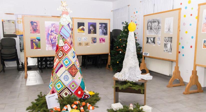 Közösségi összefogásból született a magyaralmási horgolt karácsonyfa