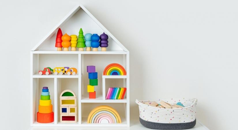 Készíts babaház alakú játékrendezőt fából a gyerekszobába: mutatunk egy szuper ötletet!