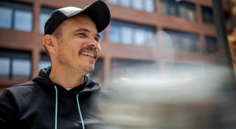 Curtis karácsonyi fellépését parodizálta Lengyel Tamás: Meghatódtam azon, hogy „a szuka luka csudajól van, vágom, tipli, kuka”