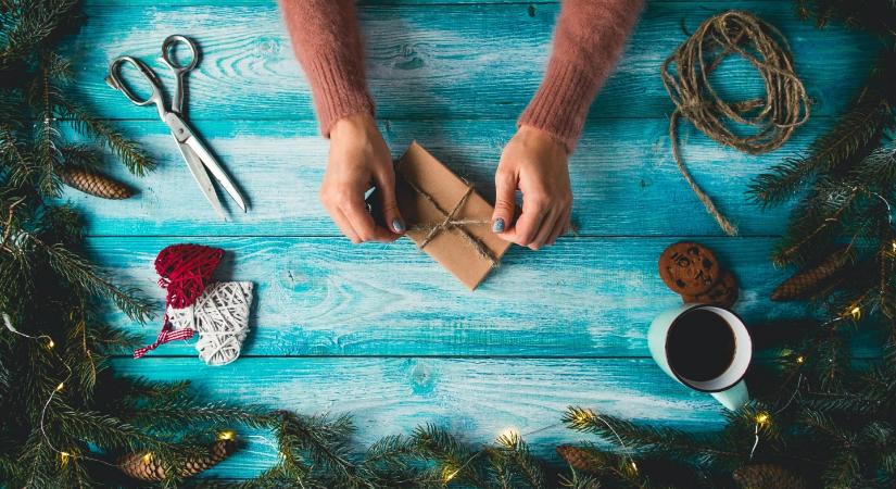 Fenntartható karácsonyi csomagolás: kreatív ötletek papírral, textillel és természetes anyagokkal