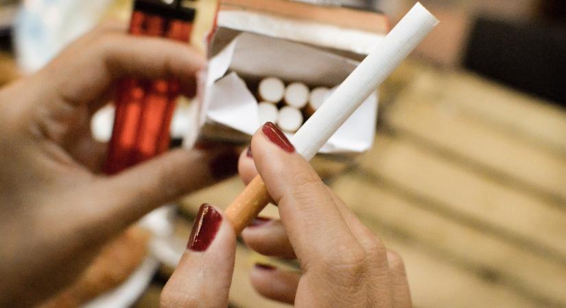 Esik a legális dohányfogyasztás, jövőre pedig érkezik az adóemelés