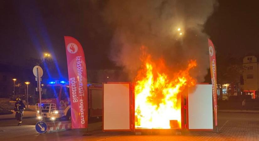 Életveszély a karácsonyfa alatt: veszélyes díszeket talált a hatóság