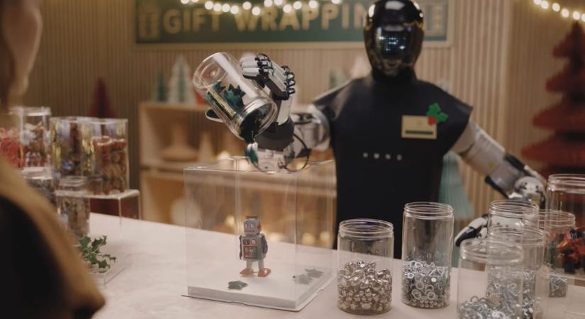 Újra leforgatták az Igazából szerelem kultjelenetét, Rowan Atkinson szerepében egy humanoid robot – videó