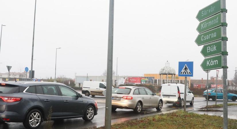 Ünnepi nyitvatartás: az utolsó nagy roham az ünnepek előtt - torlódik a forgalom Szombathelyen - fotók