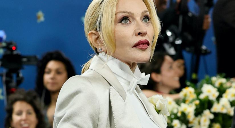 A 67 éves Madonna smink nélkül is fantasztikusan néz ki – fiatal párja oldalán ünnepel!