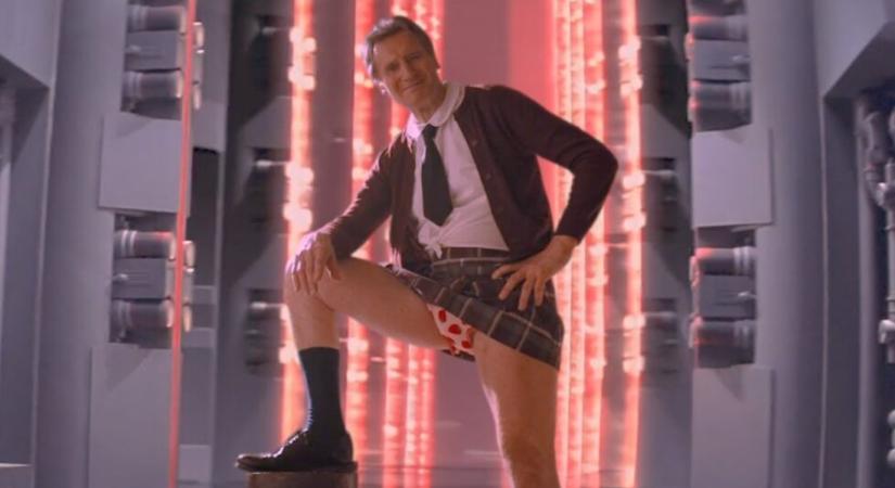 Leslie Nielsen után Frank Drebin Jr. is bohóckodik a Star Wars filmekben – videó