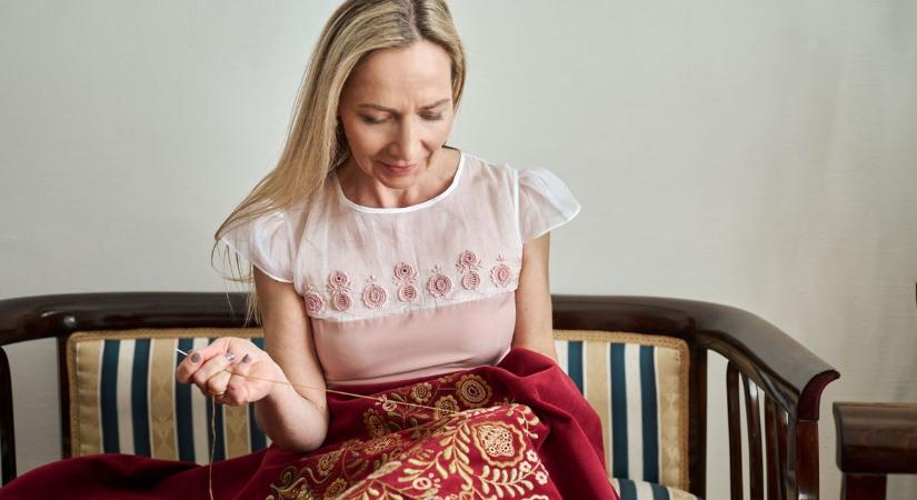 Szekszárdról a Nemzeti Színház színpadára: egy különleges hímzés története – Ezt látni kell!