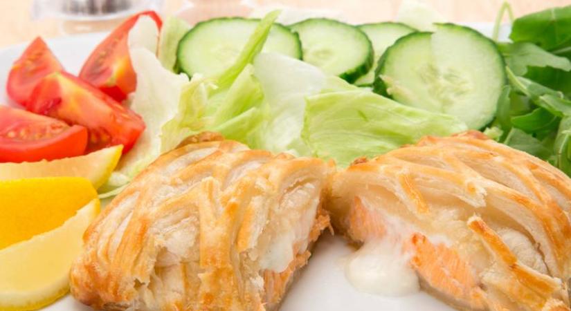 Ropogós leveles tésztába burkolt füstölt lazac: isteni ünnepi előétel