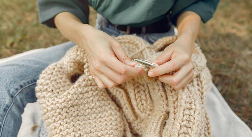 Íme a filléres trükk, ami megint újszerűvé varázsolja a bolyhos pulcsikat – egyszerűen csodás