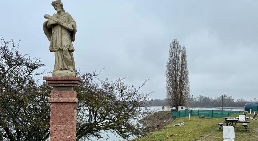 Nepomuki Szent János elfoglalta új helyét a komáromi Spiccen