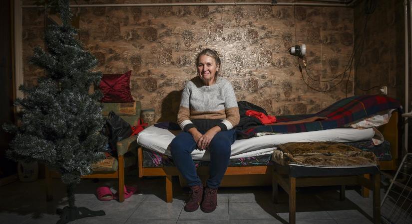 Három év hajléktalanszálló után költözhetett be egy apró garzonba Márti néni, aki egy bántalmazó kapcsolatból menekült el Kaposvárra