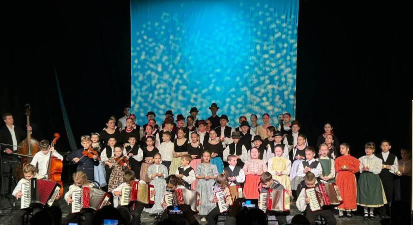 Ünnepi gálakoncerttel zárták az évet a Beregszászi Rezeda Folkműhely növendékei