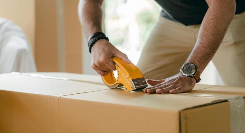 Az egyedi logózott ragasztószalag jelentősége a vállalati arculatépítésben