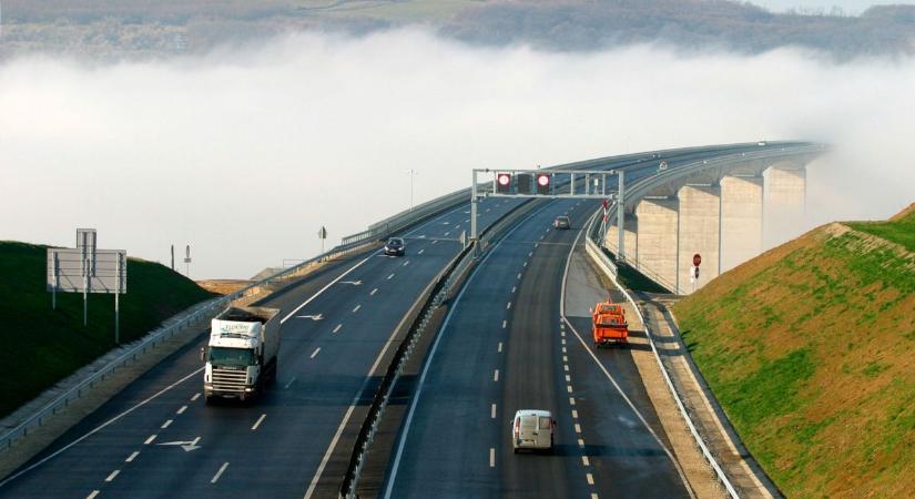 Rendőrök akadályozták meg a tragédiát – drámai jelenetek a völgyhídon