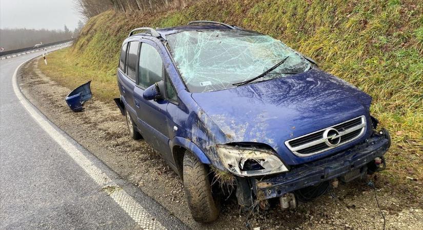 Felborult egy autó Zalaegerszeg határában, tűzoltók a helyszínen (galéria, videó)