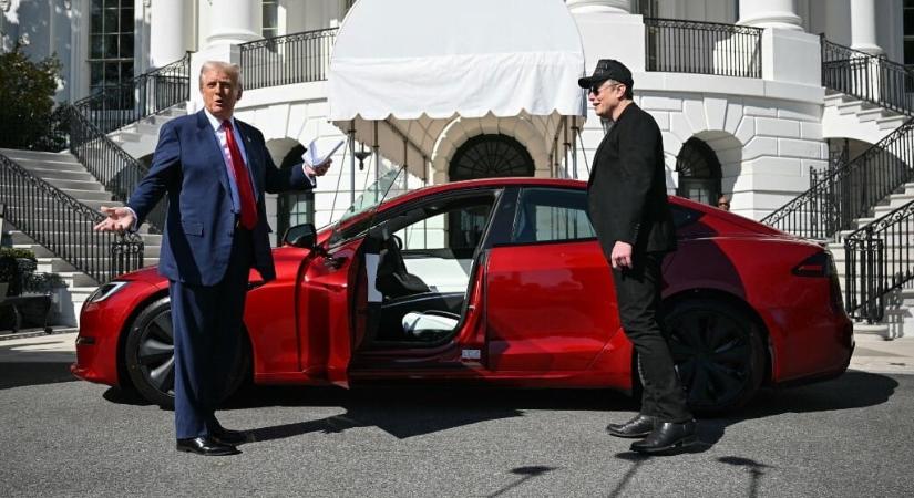 Tovább zuhannak a Tesla európai eladási számai, miközben nagyon jön fel a BYD