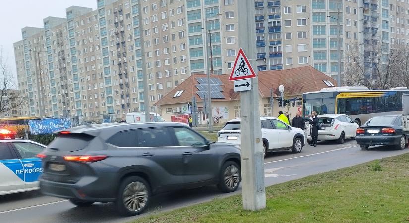 Busz és személyautó karambolozott Debrecenben