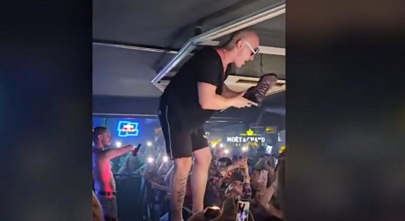 Banja Luka polgármestere kitiltotta Desingericát a városból, aki meghívja fellépni, büntetést kap