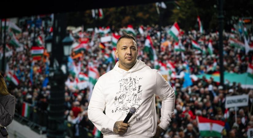 Curtis lépett fel a Belügyminisztérium karácsonyi ünnepségén