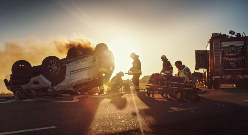 Árokba csúszott, majd tetejére borult egy autó Besenyszögnél