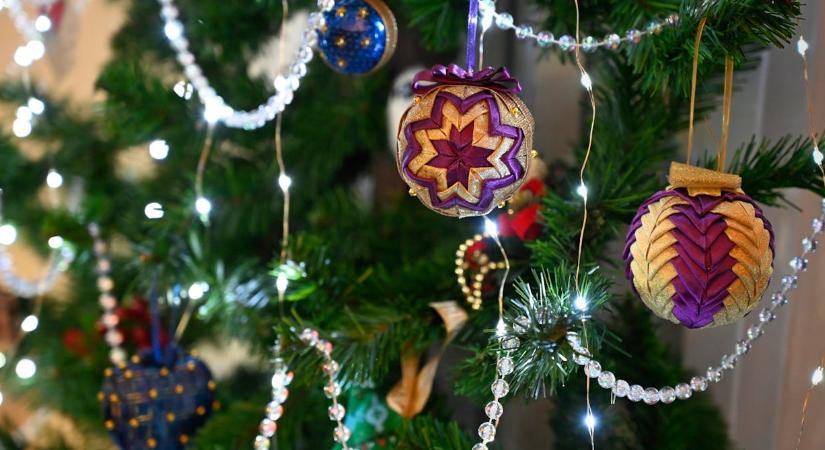 Villanyszámla: ennyit fogyaszt a karácsonyfa égősora, ha egész nap világít