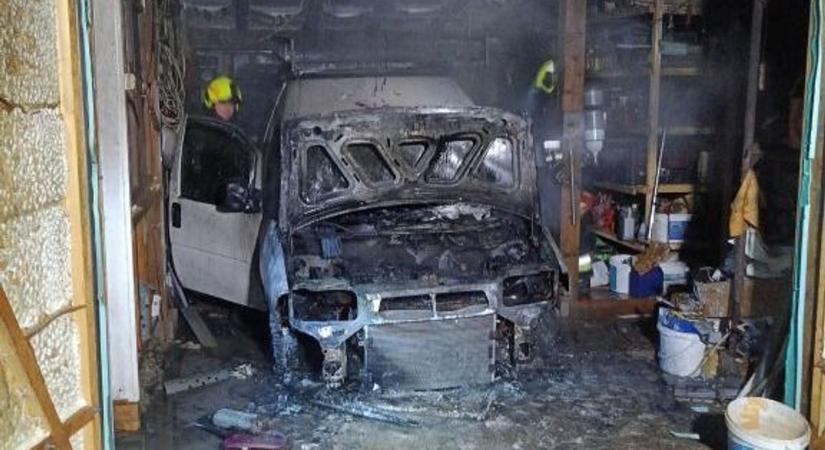 Pusztító tűzvész a garázsban: három gázpalackot hoztak ki a lángokból a tűzoltók