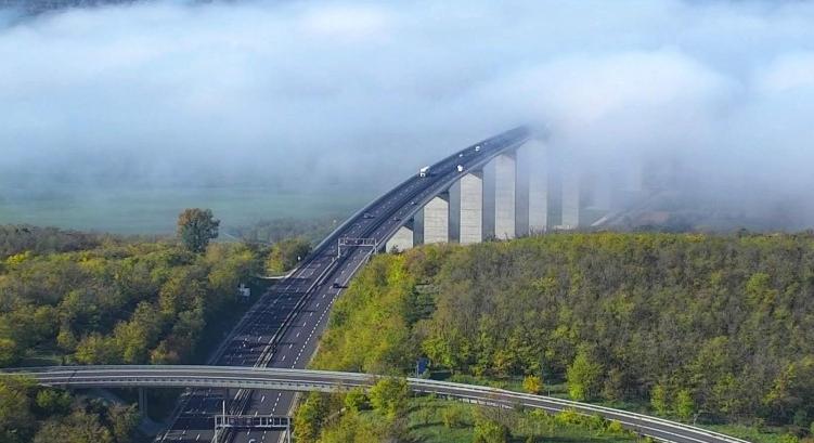 Időben érkezett a segítség: a Kőröshegyi völgyhíd felé vette az irányt egy nő