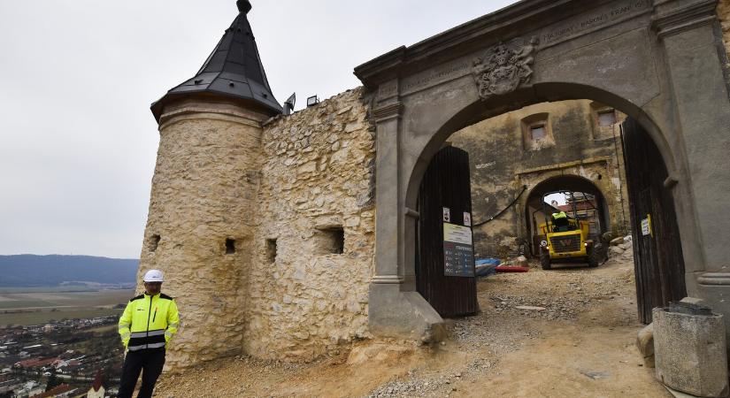 A nyár végén nyithatják meg a krasznahorkai vár egy részét