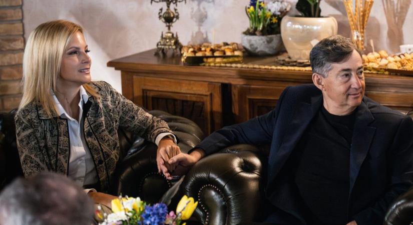 Hatalmas figurák, masnik, gömbáradat – ilyen a karácsonyfa Várkonyi Andrea és Mészáros Lőrinc otthonában