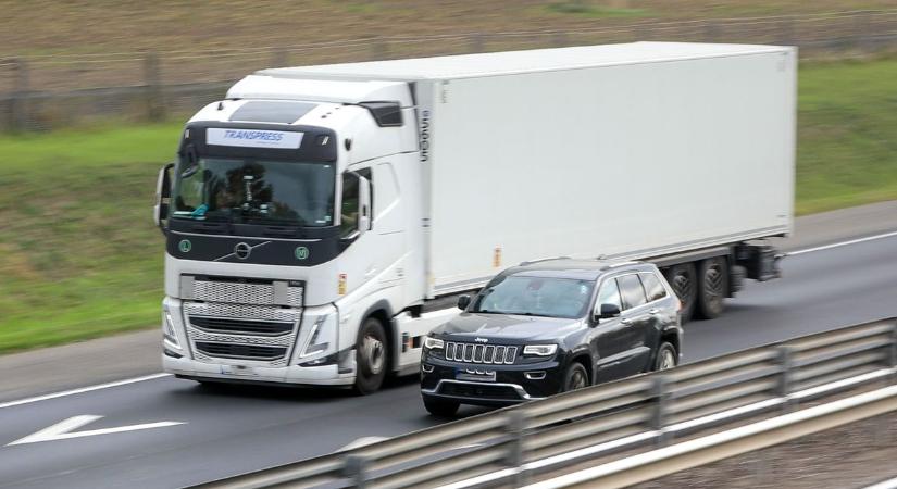 Szalagkorlátot mosnak az M1-esen, torlódás alakult ki