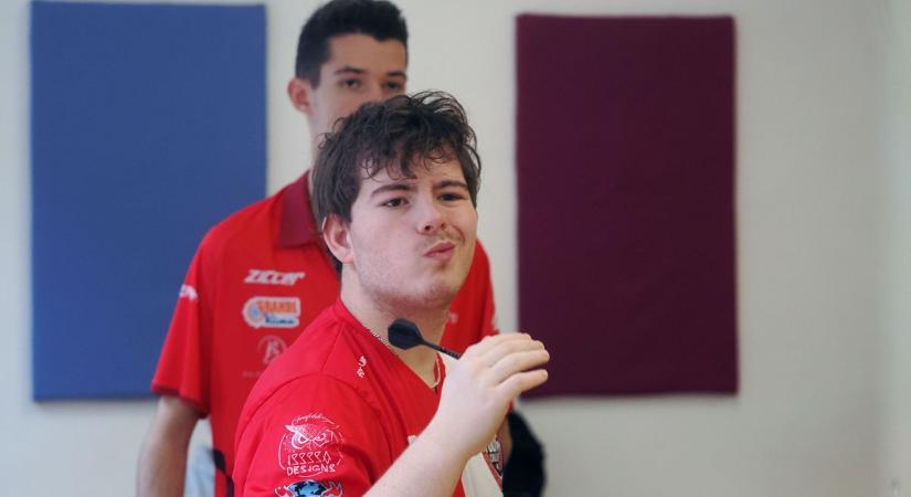 Nagy versennyel zárták az évet a dartsosok (képekkel)