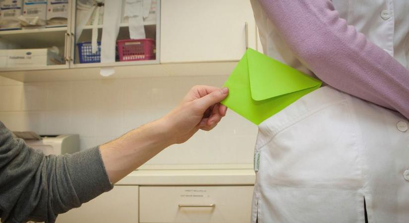 Hálapénz: felváltotta a borítékot a bonbon – de mi is van a dobozban? Így nem küldik börtönbe a kedvenc orvosunkat