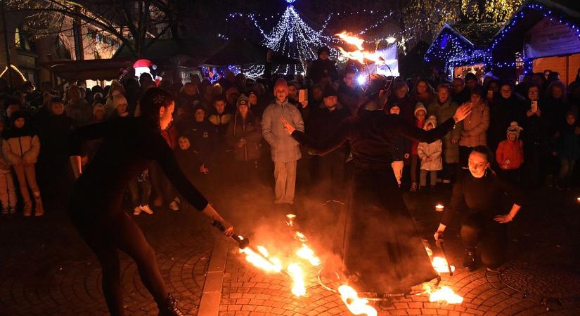 Lobogó lángok és ritmusok: lenyűgöző tűztánc show színesítette az adventi programot