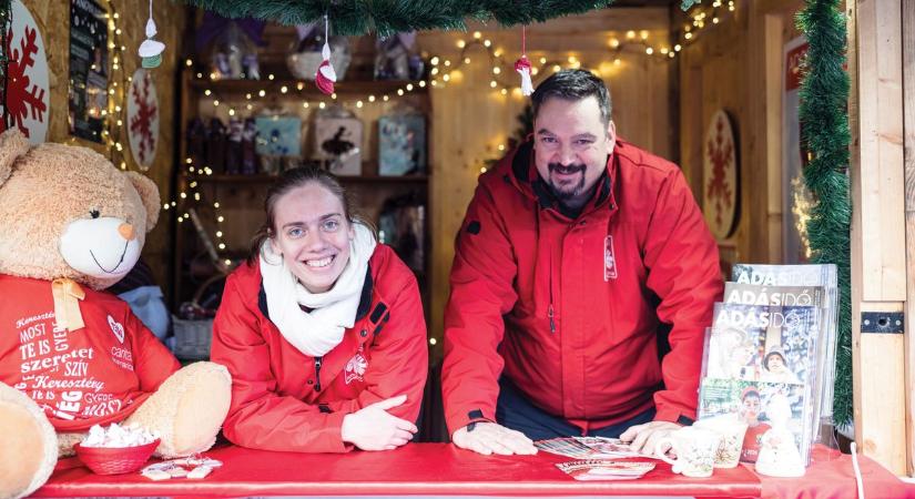 A csillogó adventi vásár közepén, a Katolikus Karitász faházánál derült ki, milyen drámai sorsok rejtőznek a karácsonyi fények mögött