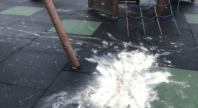 Ismeretlenek rongálták meg a felújított kapuvári játszóteret