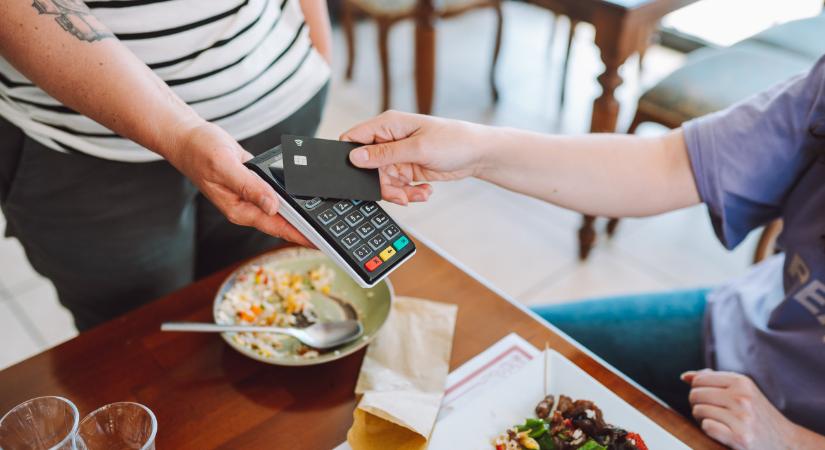 Borravaló: kiderült, hol, mikor, mennyit szoktunk adni