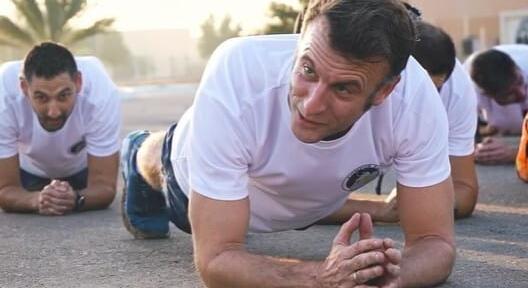 Születésnapja alkalmából katonákkal edzett Emmanuel Macron, JD Vance pedig úgy érezte, hogy mintha elütötte volna egy tehervonat